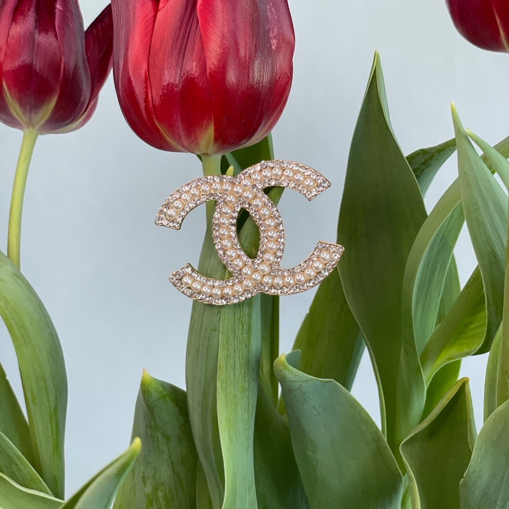 Pearl golden brooch